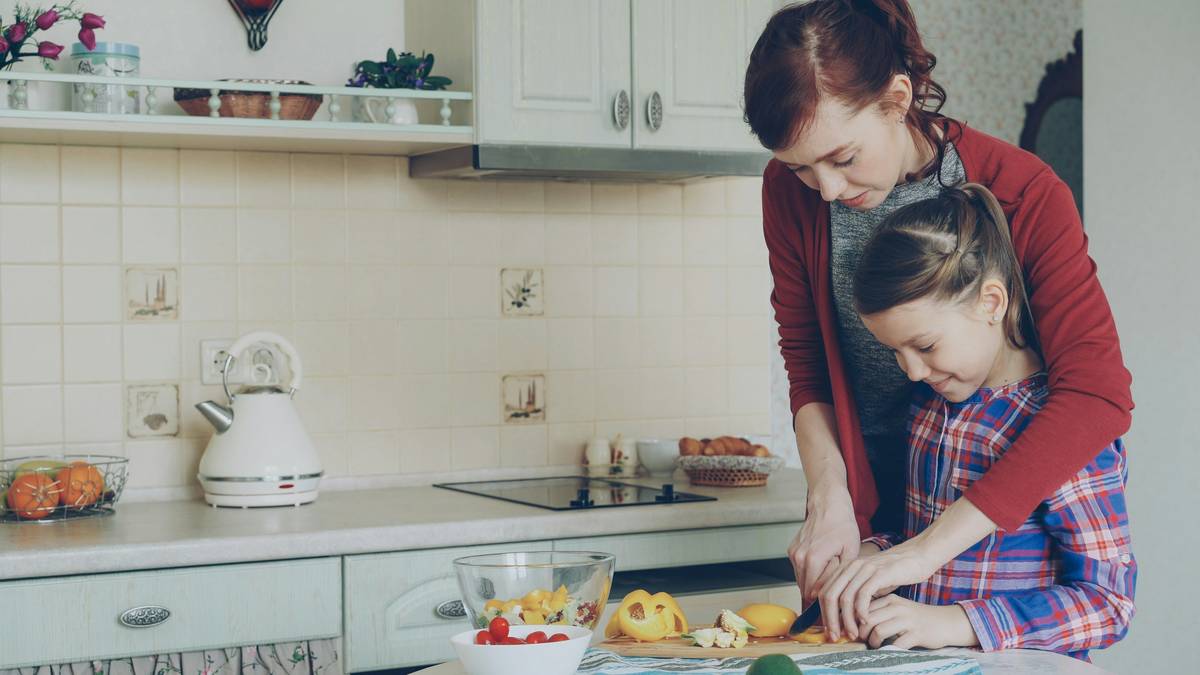 Infographic showing common quick meal pitfalls: hiding veggies (fails), too many new foods at once (overwhelms), ignoring texture preferences (rejected). Solutions: deconstructed plates, familiar + new combos, involve kids in prep.