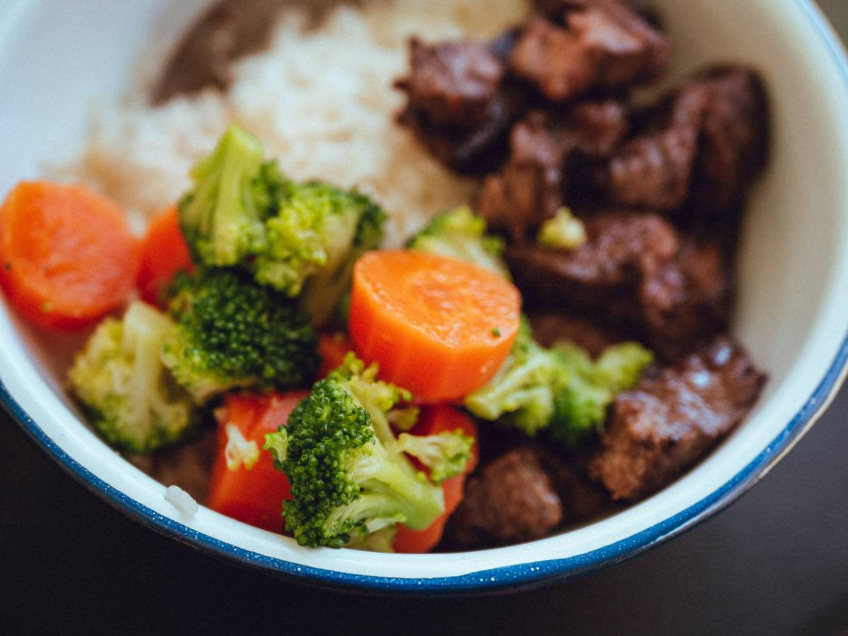 Infographic showing 72% of parents cite lack of time as top barrier to cooking family meals, with tips like batch-cook proteins and use frozen veggies