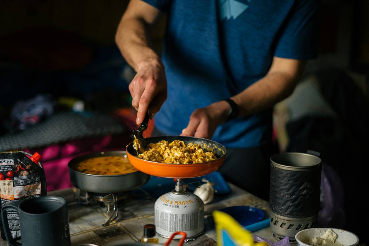 Infographic showing that 68% of parents feel stressed about weeknight dinners, 42% report frequent meal rejection by kids, and average cooking time is 22 minutes.